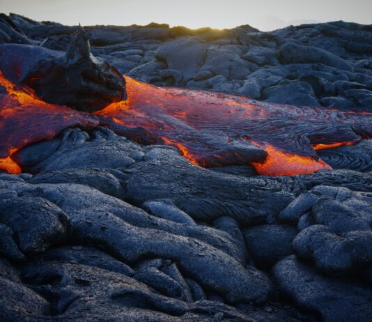 HOW TO SEE LAVA IN HAWAIʻI